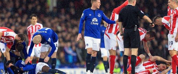 Ryan Shawcross clashes heads with Romelu Lukaku