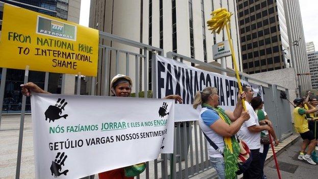 Demonstrators protest against corruption at Petrobras' headquarters in Sao Paulo. 16/12/2014