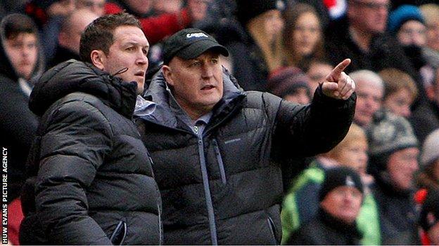 Russell Slade discusses tactics with assistant manager Scott Young