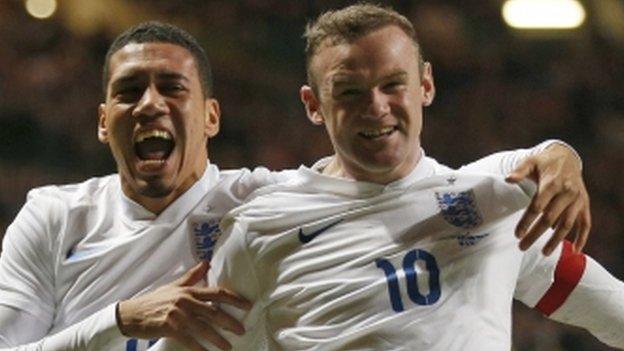 Chris Smalling (l) and Wayne Rooney