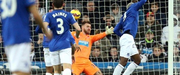 Everton's Arouna Kone scores