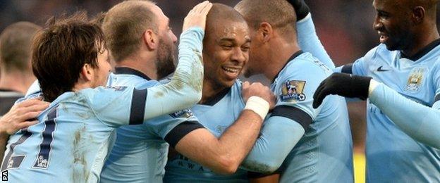 Manchester City Fernandinho (centre)