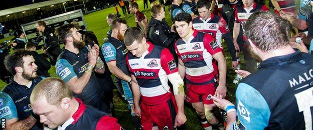 Glasgow Warriors players applaud Edinburgh off the pitch