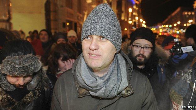 Alexei Navalny (C), Russian opposition leader and anti-corruption blogger, walks to attend an opposition rally in Moscow December 30, 2014