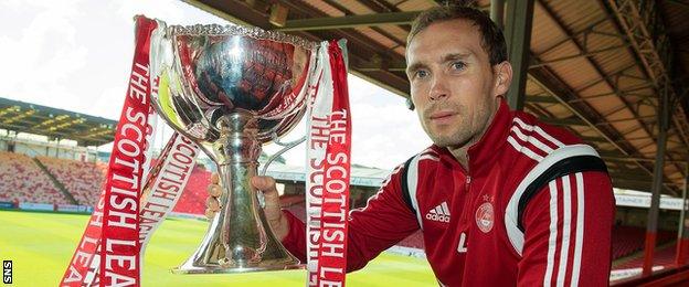 Aberdeen captain Russell Anderson with Scottish League Cup trophy