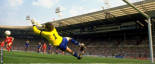 Dave Beasant saves