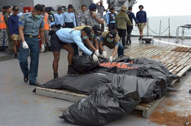 Indonesian navy personnel on the KRI Banda Aceh recover victims of AirAsia flight QZ8501 from the Java Sea - 3 January 2015