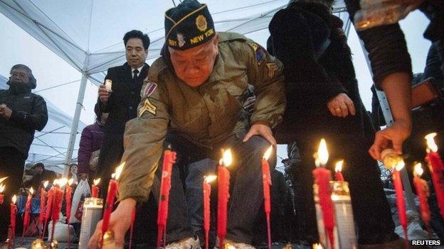 Mourners take part in a candlelight vigil for Wenjian Liu, a day ahead of his funeral, January 3, 2015