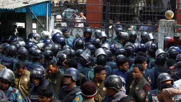 Bangladeshi policemen block the entrance leading to the home of opposition leader Khaleda Zia in Dhaka (05 January 2015)