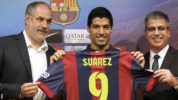 Andoni Zubizarreta (left) at the presentation of Luis Suarez's signing for Barcelona