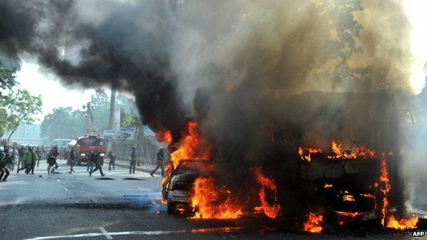 Burning vehicles, set on fire by opposition demonstrators during violent protests in Dhaka (06 January 2015)