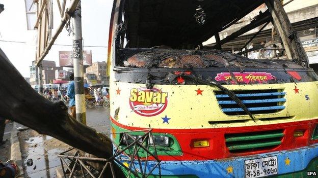 A bus in Dhaka after it was torched by protesters during the countrywide non-stop blockade (06 January 2015)