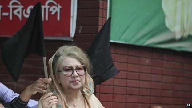 Bangladeshi opposition leader Khaleda Zia holds a black flag as she stands at her office in Dhaka (05 January 2015)