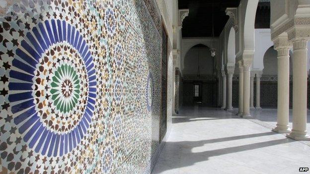 A wall covered with mosaics the Paris Mosque (April 2007)