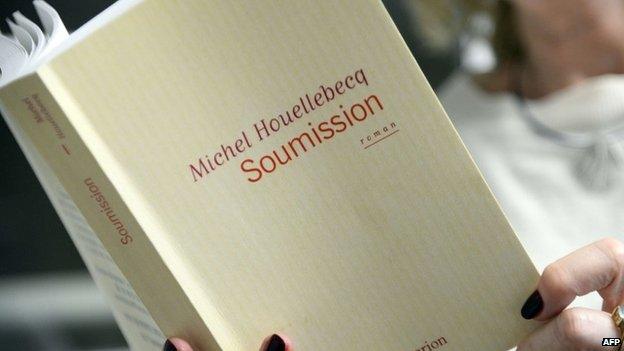 A person holding the latest book by Michel Houellebecq, Soumission, in Paris (16 December 2014)