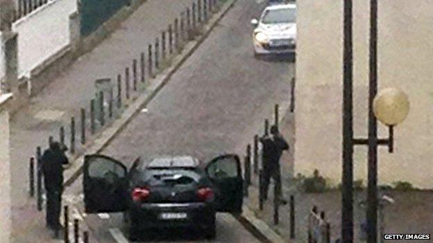 Gunmen at scene of Paris attack on 7 January 2015