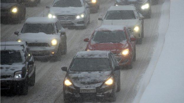 Cars in Moscow snow, 25 Dec 14