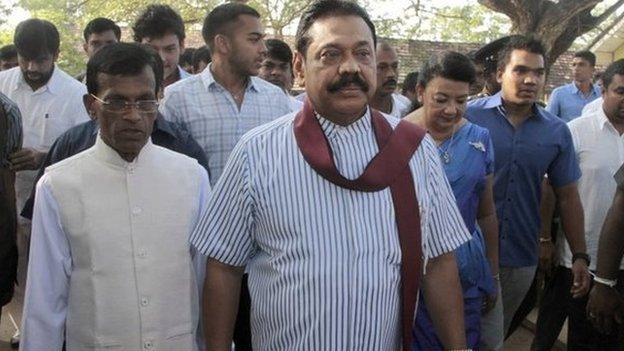 Mahinda Rajapaksa arrives to vote in Tangalle, Sri Lanka (8 Jan 2015)