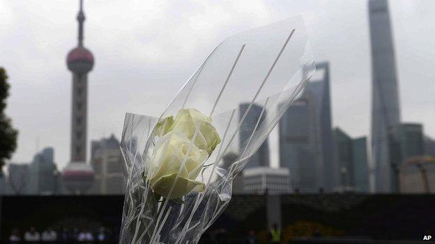 A bouquet of flowers is placed for a New Year's Eve stampede victim at the site of the tragic accident in Shanghai, China on Tuesday, 6 January, 2015