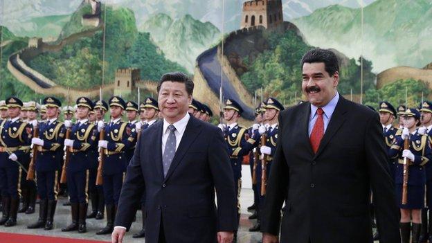 Venezuela's President Nicolas Maduro and Chinese leader Xi Jinping walk after reviewing an honour guard during a welcome ceremony at the Great Hall of the People in Beijing on 7 January, 2015