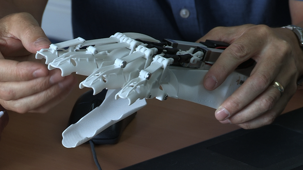 'Handroid' breakthrough for injured marine Dominic Lovett - BBC News