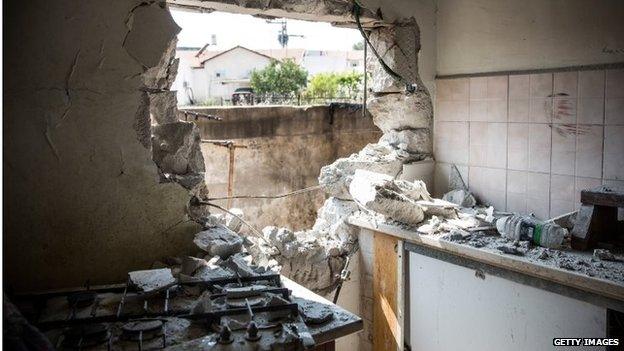 Damage allegedly caused by a Hamas rocket in Sderot, Israel (21/07/14)