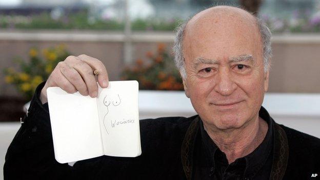 Georges Wolinski holding up one of his drawings