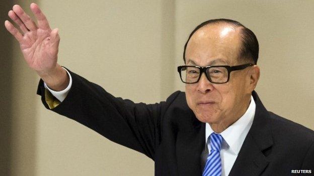 Hong Kong tycoon Li Ka-shing waves after a news conference in Hong Kong January 9, 2015