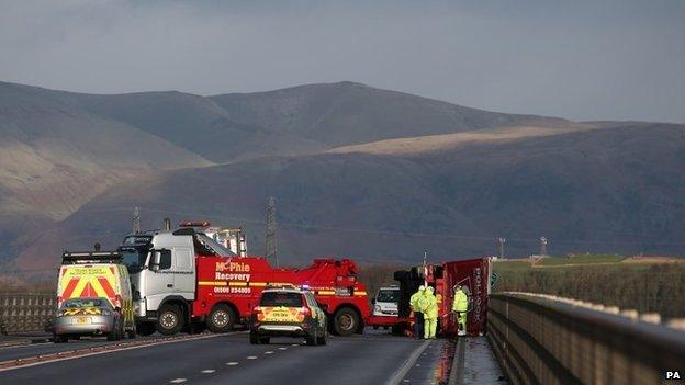 Lorry on Clackmannanshire Bridge