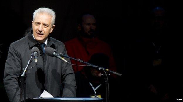 Saxony's State Premier Stanislaw Tillich speaks to thousands of people taking part in a rally (10 January 2015)