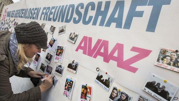 Sylvia Seidel from Dresden writes messages on her picture at the Avaaz 'Wall of Love' reading 'with you - wall of boundless friendship' in front of the famous Church of Our Lady (10 January 2015)