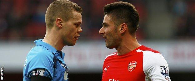 Ryan Shawcross and Olivier Giroud exchange words