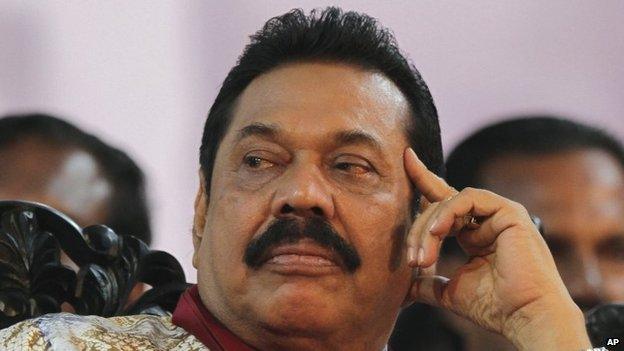 Mahinda Rajapaksa attends his final public rally for the presidential elections in Kesbewa, south-east of Colombo (05 January 2015)