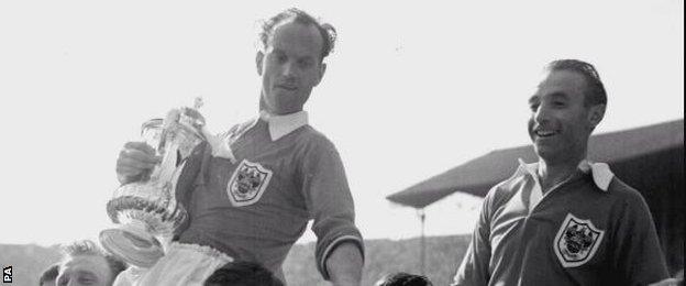 Sir Stanley Matthews (right)