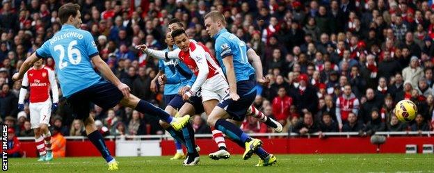 Alexis Sanchez scores Arsenal's second goal