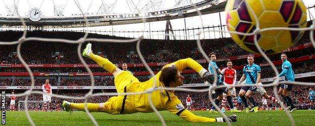 Alexis Sanchez scores Arsenal's second goal