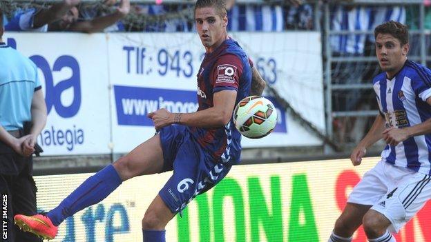 Raul Albentosa (left) in action for Eibar