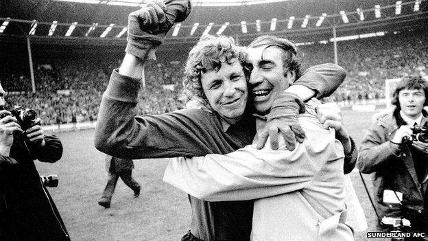 Sunderland manager Bob Stokoe (right) with goalkeeper Jimmy Montgomery