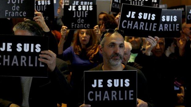 Members of the French Jewish community hold signs reading in French "I am Charlie" during rally in Jerusalem