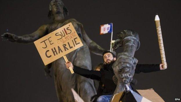 Man holding a sign with "Je suis Charlie" in Paris