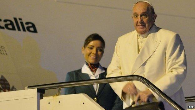 Pope Francis boards a plane upon his flight to Sri Lanka on January 12, 2015 at Fiumicino airport, near Rome