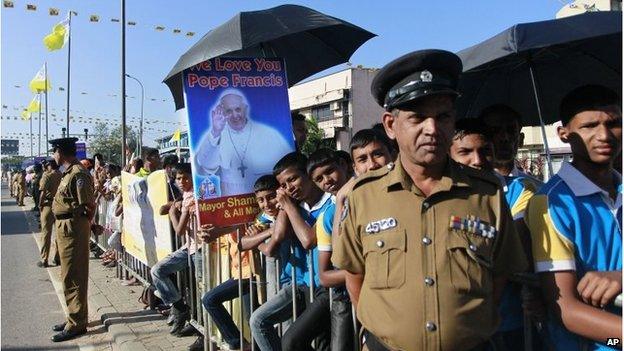 Crowds wait for the Pope in Colombo, Sri Lanka (13 Jan 2015)