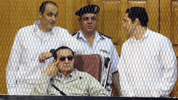 Gamal Mubarak, Hosni Mubarak and Alaa Mubarak in court (14 September 2013)