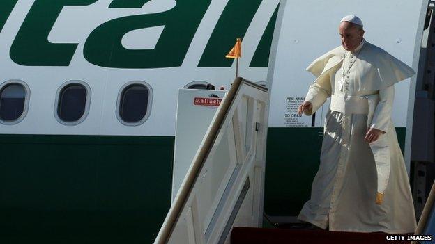 Pope Francis arrives at the Bandaranaike International Airport on January 13, 2015 in Colombo, Sri Lanka