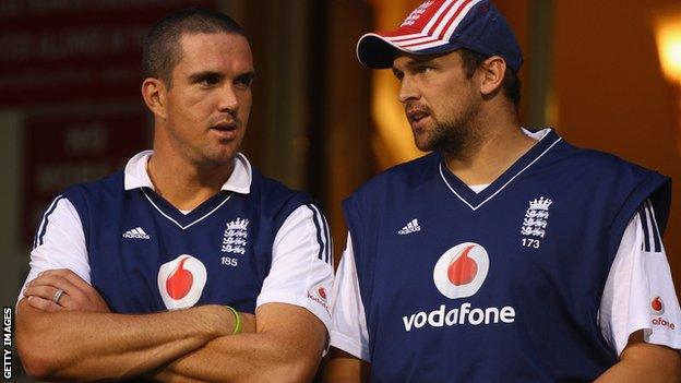 Kevin Pietersen (left) and Steve Harmison