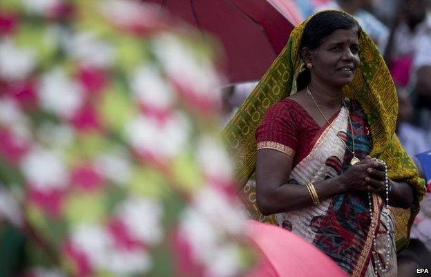 Faithful pray before Pope's arrival in Madhu, Sri Lanka, 14 January 2015