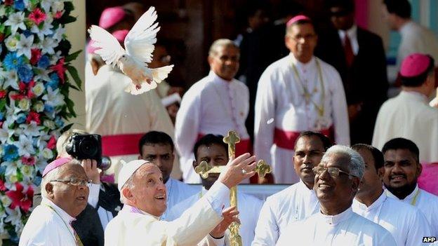 Pope Francis (C) releases a dove as a symbol of peace at the Madhu church in north-west Sri Lanka on January 14