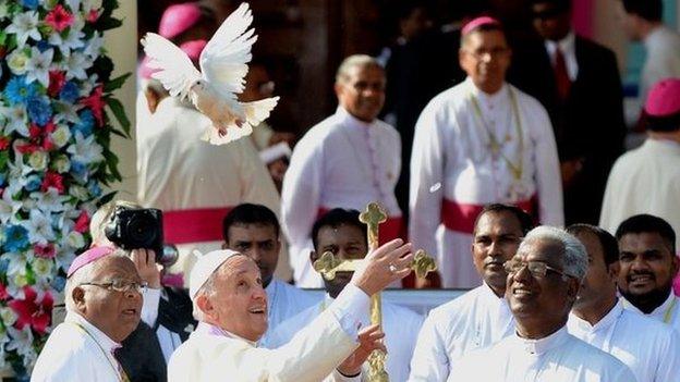 Pope Francis (C) releases a dove as a symbol of peace at the Madhu church in north-west Sri Lanka on January 14