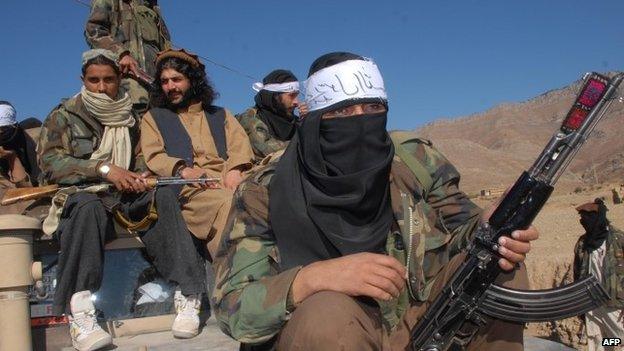 Photo taken on November 26, 2008, shows Pakistani Taliban commander Latif Mehsud (C), a close aide to the former chief of the Tehreek-e-Taliban Pakistan (TTP), Hakimullah Mehsud, in Mamouzai area of the Orakzai Agency