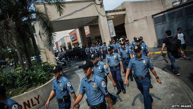 Police stand guard at Malade area for Pope Francis arrival on January 15, 2015 in Manila, Philippines.